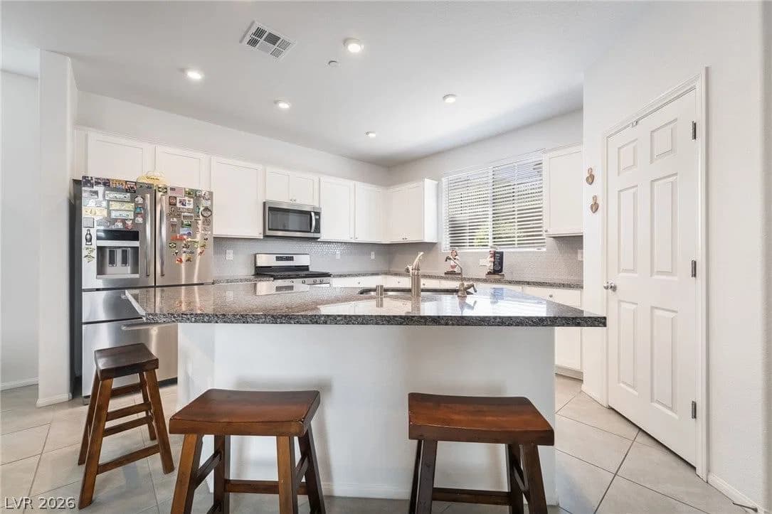 1371 Graphite Avenue photo 4
