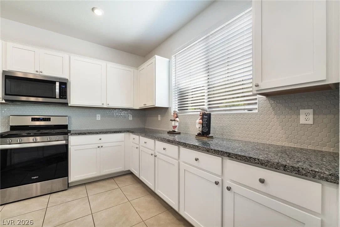 1371 Graphite Avenue photo 5