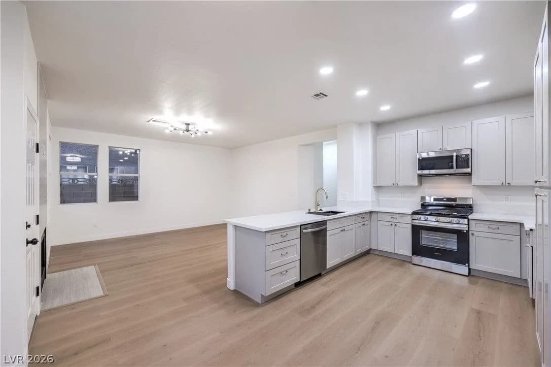 1001 Washington Oaks Street photo 4