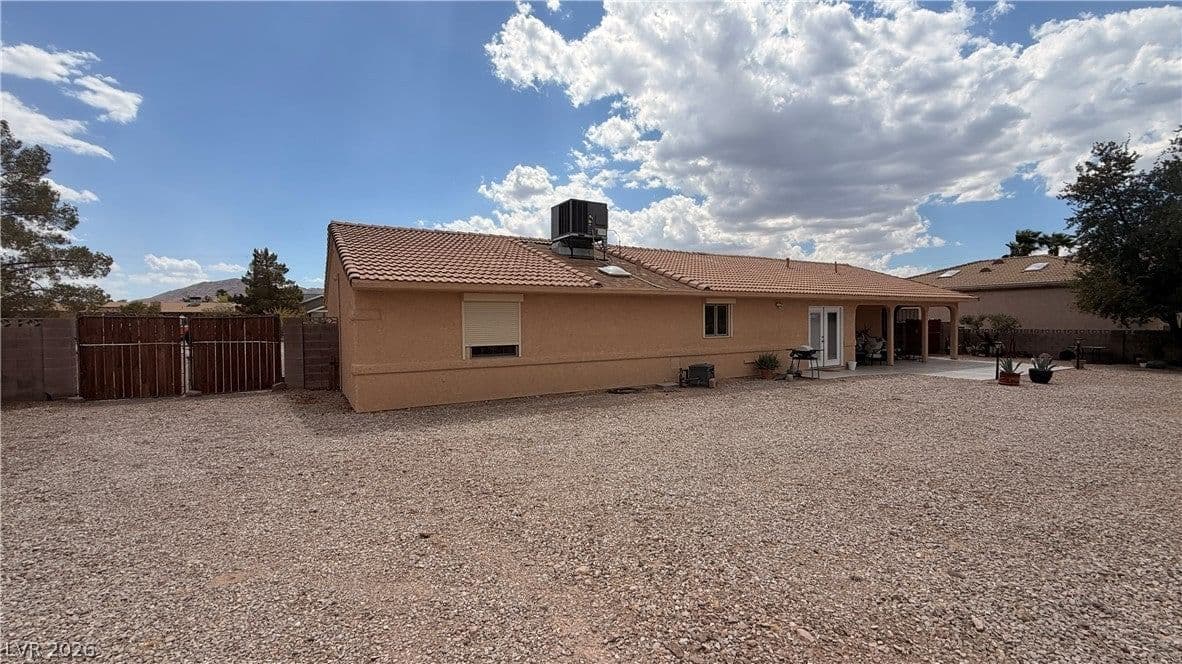 1560 Arabian Drive photo 2