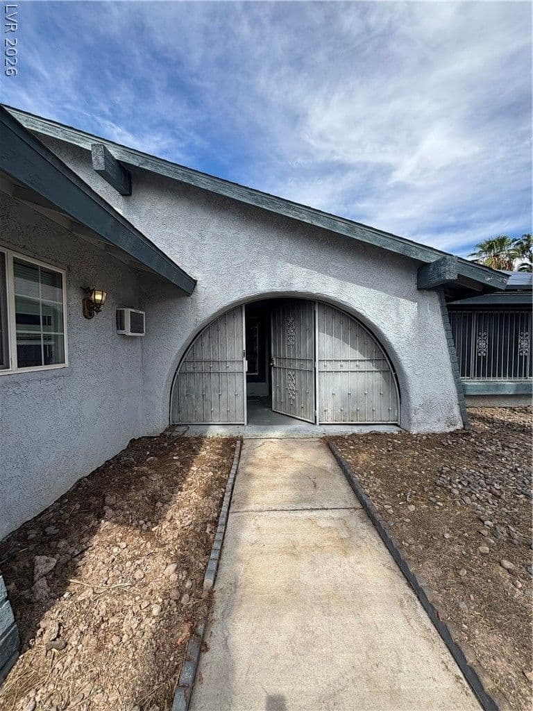 1664 Caliente Court photo 4