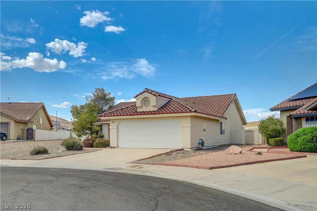 970 Hunters Run Drive photo 2