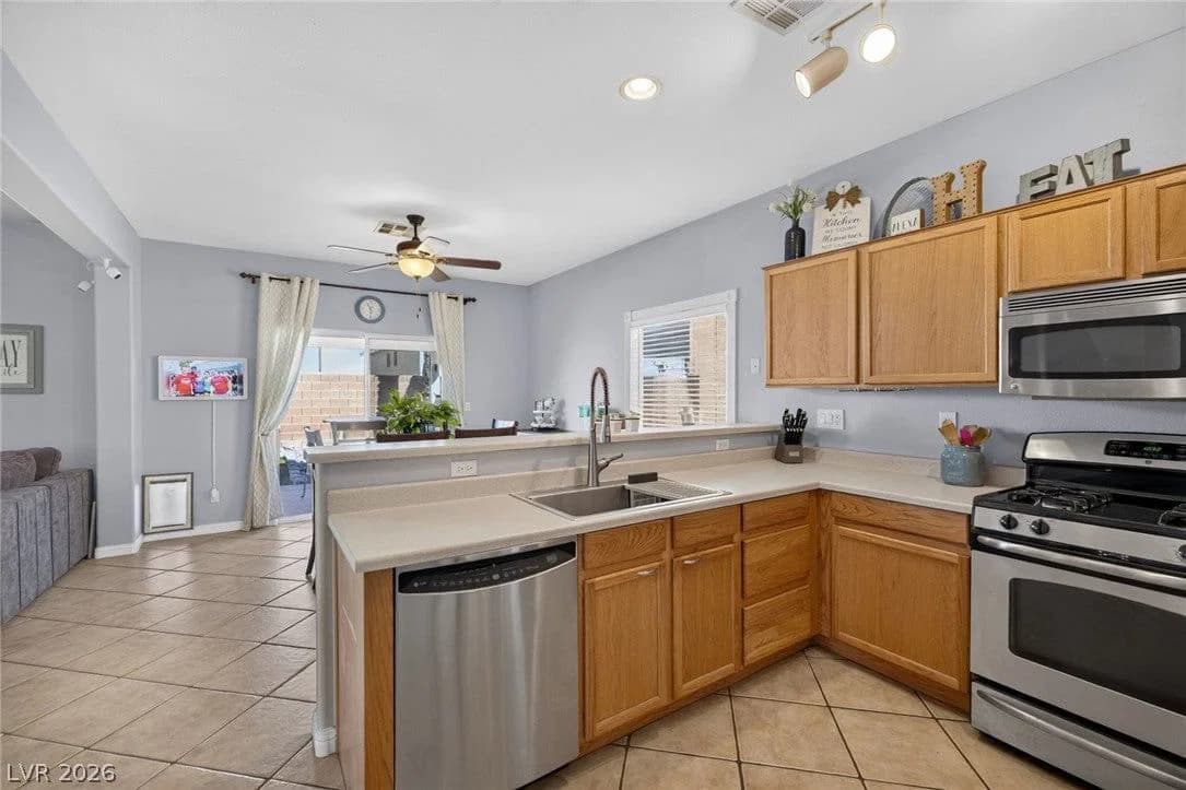 8842 Sacred Falls Avenue photo 4