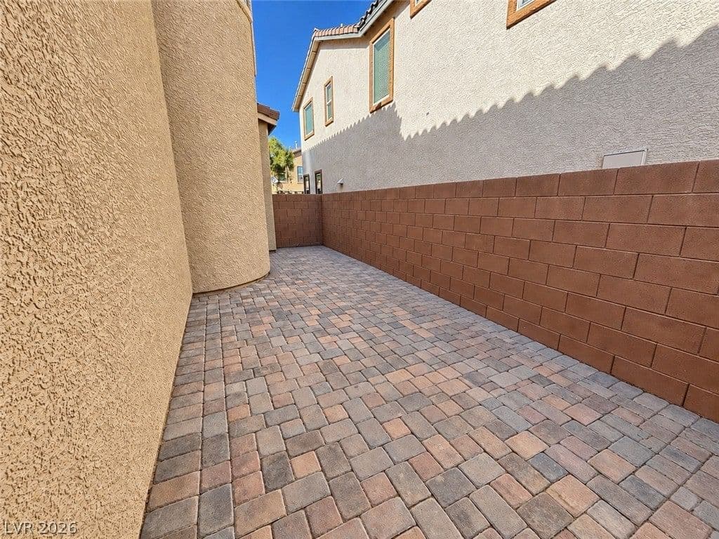7546 Dobroyd Drive photo 2