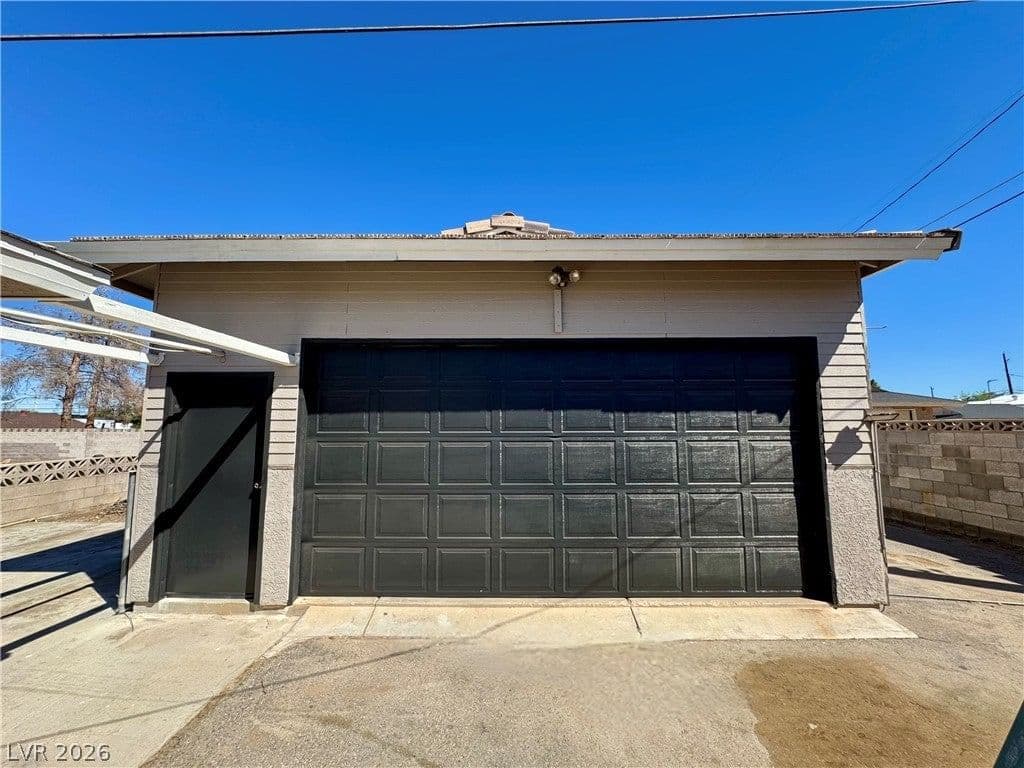 6930 Valley View Boulevard photo 2