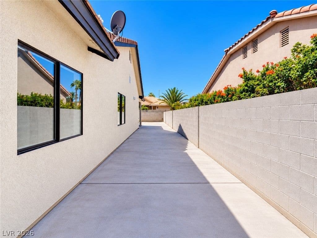 3623 Mooncrest Circle photo 3