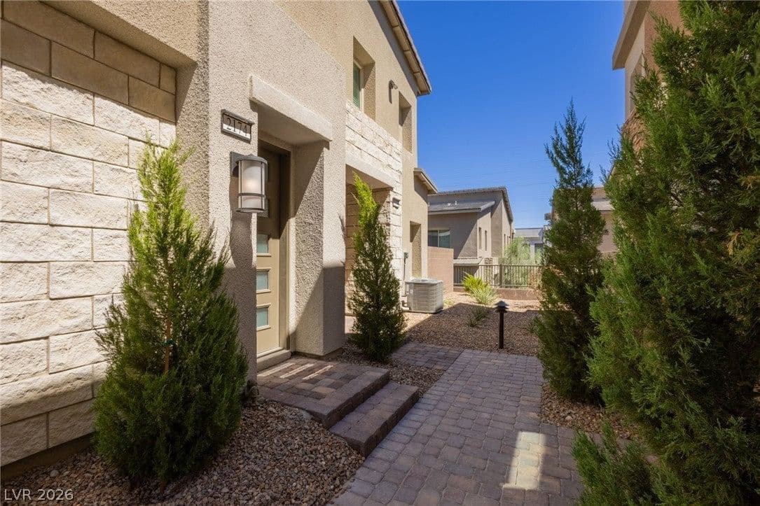600 Carriage Hill Drive photo 2