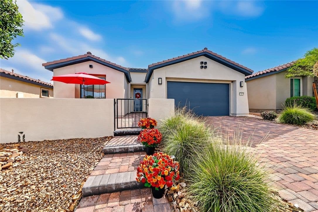 23 Arid Crest Avenue